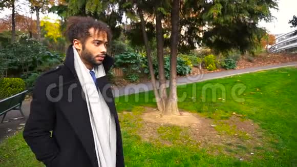 阿拉伯男模在公园里慢动作行走视频的预览图