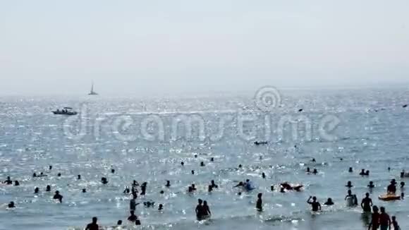 在暑假期间您可以在地中海海滩上看到大量游客和雨伞视频的预览图