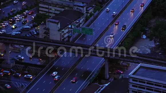 泰国曼谷BTS夜间空中列车交通概念中的Sathorn路和交叉口视频的预览图