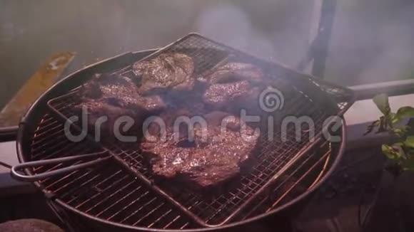 牛肉肉和烤架顶层露台派对视频的预览图