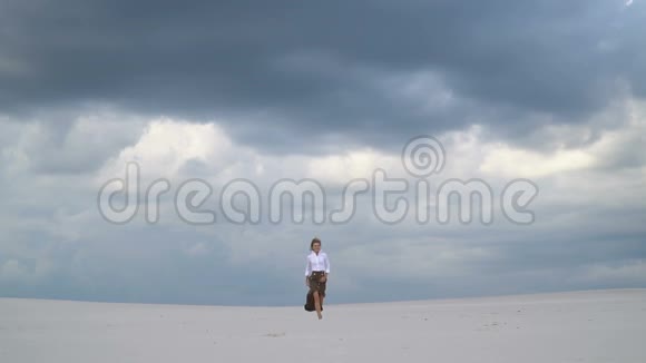 沙丘中的金发女郎向镜头跑去视频的预览图