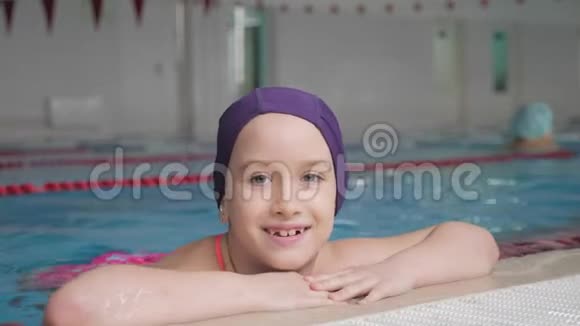 游泳池里的女孩子微笑的孩子过着健康的生活方式热衷于运动视频的预览图