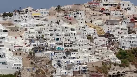 希腊圣托里尼岛奥亚镇三座蓝色圆顶教堂周围飞行视频的预览图