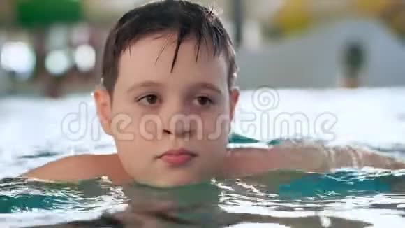 在公共室内游泳池游泳池水上公园的少年视频的预览图
