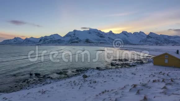 冬天海湾上的日出和降雪时间流逝视频的预览图