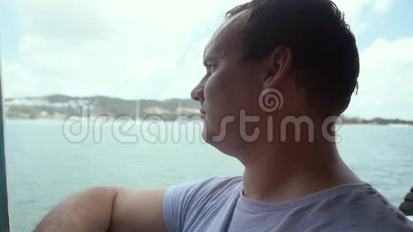 年轻人在度假船上放松在蔚蓝的海湾喝啤酒慢动作1920x1080高清视频的预览图