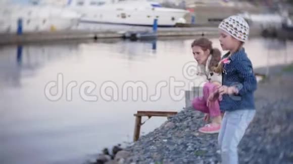 小女孩向水扔石头视频的预览图