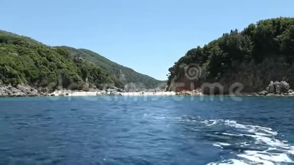 在希腊的科孚岛驾驶着一艘长着船的天堂海滩利帕迪斯白垩岩沉积岩崖视频的预览图