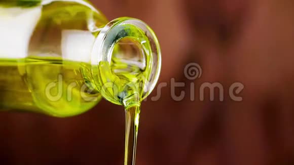 木底瓶橄榄油倒出特写视频的预览图