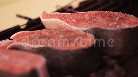 快关门漂亮的食物拍摄那人在烤架上炸红鱼桩在新鲜空气中烹饪煮鲑鱼视频的预览图
