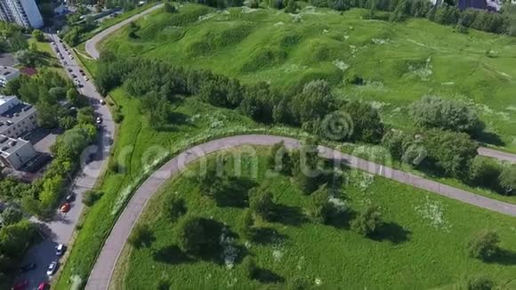 俄罗斯莫斯科航空全景莫斯科Krylatsky山循环轨道Krylatskaya循环道路无人驾驶飞机引导道路视频的预览图