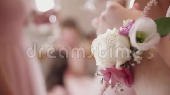 婚礼上女人手腕上的胸花视频的预览图