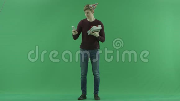 男人带着礼物自拍绿色的关键背景视频的预览图
