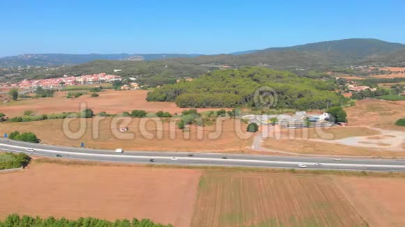 西班牙的风景是用无人驾驶飞机在帕拉莫斯镇附近拍摄的视频的预览图