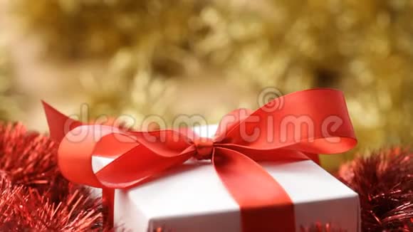 在带有风效的圣诞装饰上关闭旋转礼品盒视频的预览图