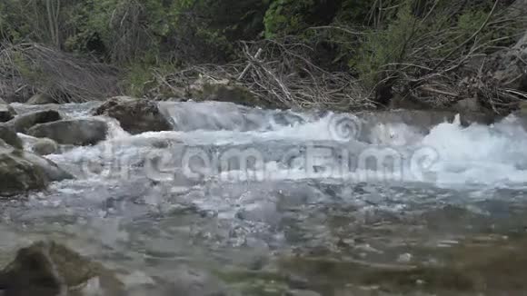 山脉中的小河视频的预览图