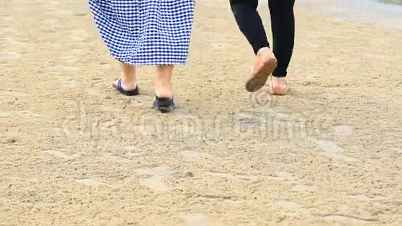 两个女人在沙滩上散步视频的预览图