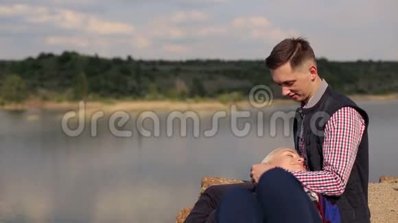 河畔恋爱的浪漫约会情侣视频的预览图