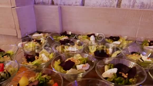 鸡尾酒会上的马提尼酒杯中的蔬菜沙拉视频的预览图