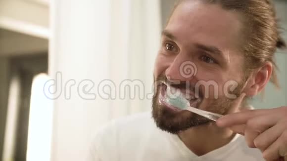 男人在浴室里刷牙看镜子视频的预览图
