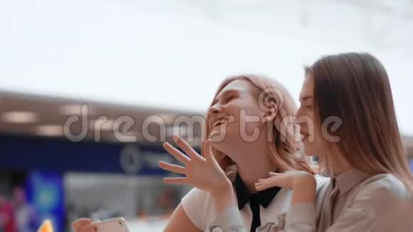 两个快乐的年轻女人在商场里自拍视频的预览图