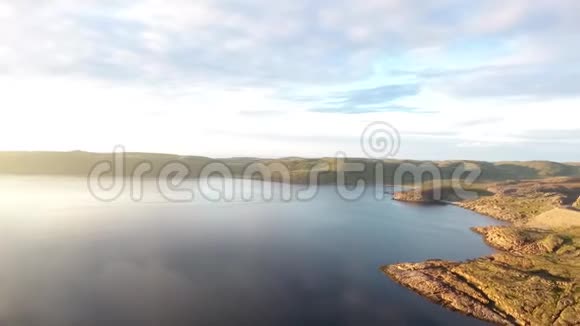 矮桦苔藓覆盖的石头俄罗斯的一个大湖摩尔曼斯克地区科拉半岛视频的预览图