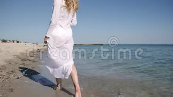 肖像迷人的女孩在海滩上的水上散步手中的椰子视频的预览图