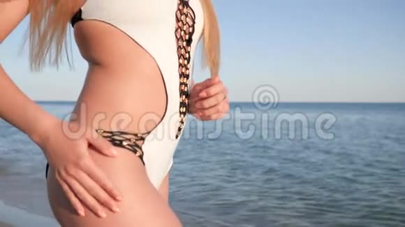 海洋上的肖像女孩对着镜头美丽的女性身体视频的预览图