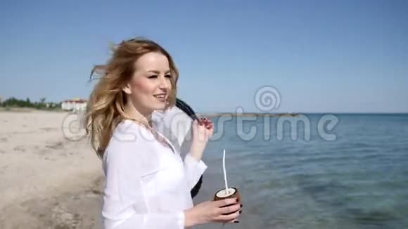肖像诱人的姑娘戴着沙滩帽周末热带海滩视频的预览图