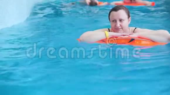 一位中年妇女正在游泳池里游泳视频的预览图