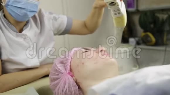 美丽的女性脸上闭着眼睛用蒸汽疗法清洗美容水疗中心视频的预览图