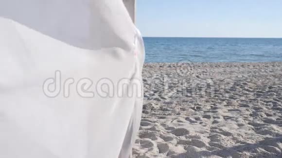 海滩全景白布漂亮的女朋友躺在平房里视频的预览图