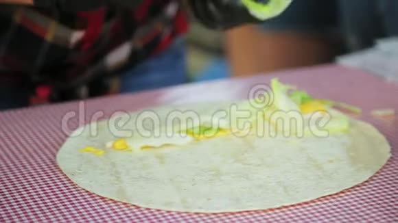 厨师的手在皮塔面包里放满蔬菜和奶酪视频的预览图