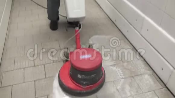工厂用红色洗涤吸尘器清洁地板视频的预览图