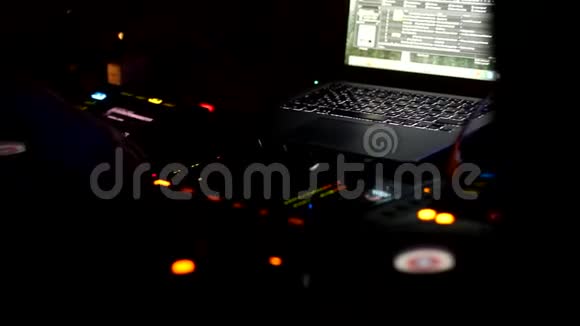 DJ在夜总会派对上播放音乐人们玩得开心放松整夜跳舞视频的预览图