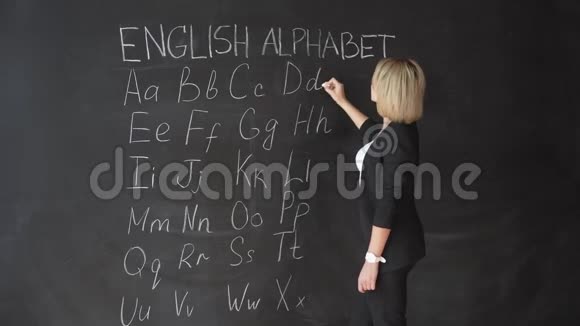 教育理念ABC字母学校板书理念学校老师在英语课上写ABC字母或视频的预览图