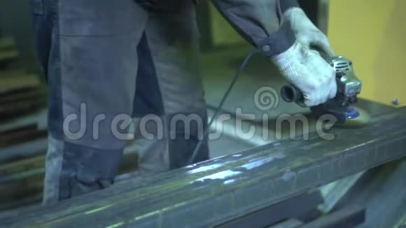 那个人磨金属工人双手合拢手戴专用工作手套金属车间的工作流程视频的预览图