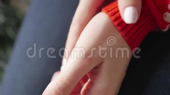 一个穿着羊毛红毛衣在家中欢快的女孩寒冷的天气视频的预览图