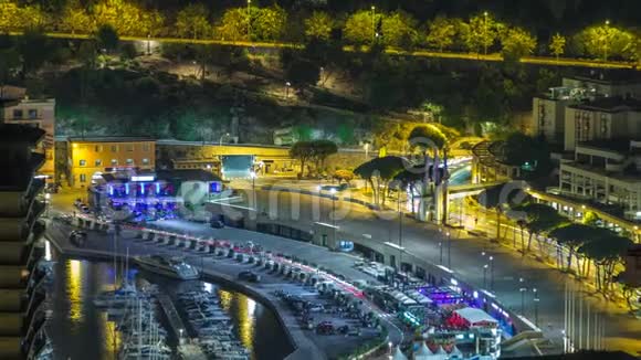 摩纳哥蒙特卡洛的城市景观夜间时间与游艇和交通在路堤上视频的预览图