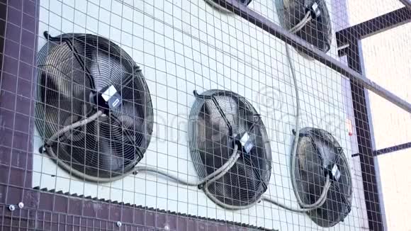 空调机组风机旋转室外墙上的工业空调系统视频的预览图