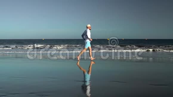 日落时快乐的人沿着海边奔跑无忧无虑的现代生活理念加那利群岛特内里费慢动作视频的预览图