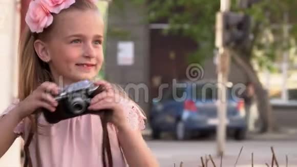 漂亮的孩子被拍摄在复古相机上那个男孩在砖石老楼给姐妹拍照视频的预览图
