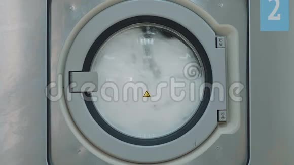 公共洗衣房提供一台带旋转桶的大型洗衣机视频的预览图