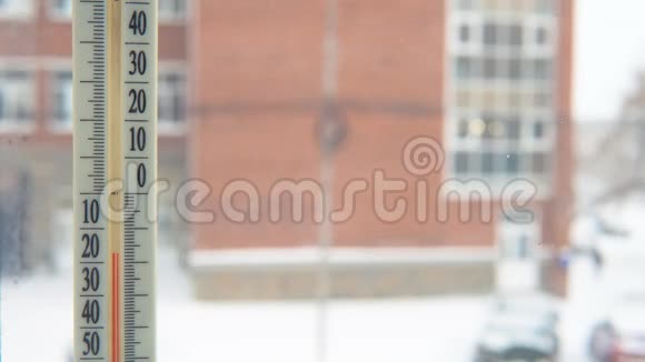 窗外温度为负值的温度计视频的预览图
