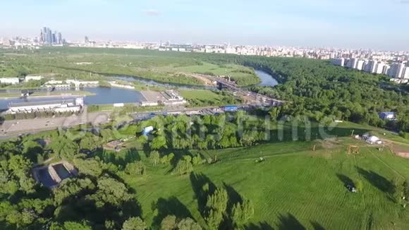 莫斯科卢日尼基体育场旁河和公园的无人机拍摄视频的预览图