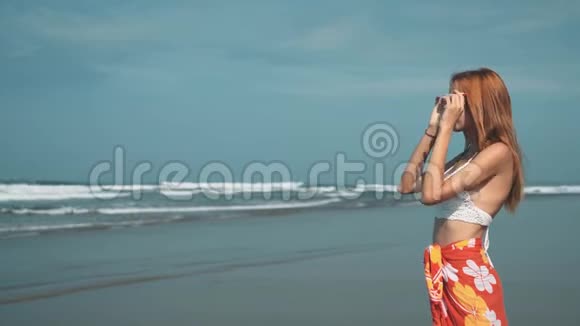 快乐的女孩在海滩上伸展双手视频的预览图