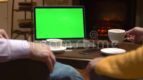 绿屏模拟笔记本电脑在桌子上视频的预览图