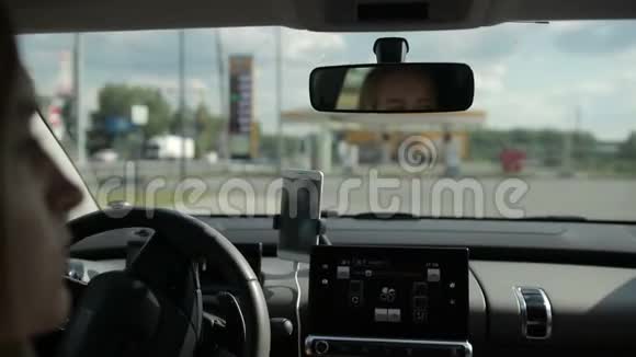 汽车在现代加油站加油视频的预览图