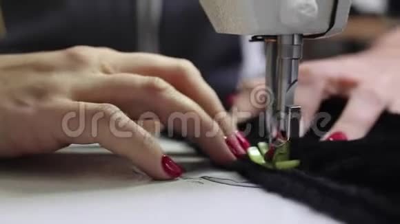 裁缝缝在电动缝纫机上视频的预览图