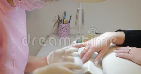 美甲师用塑料指甲锉将指甲锉削视频的预览图